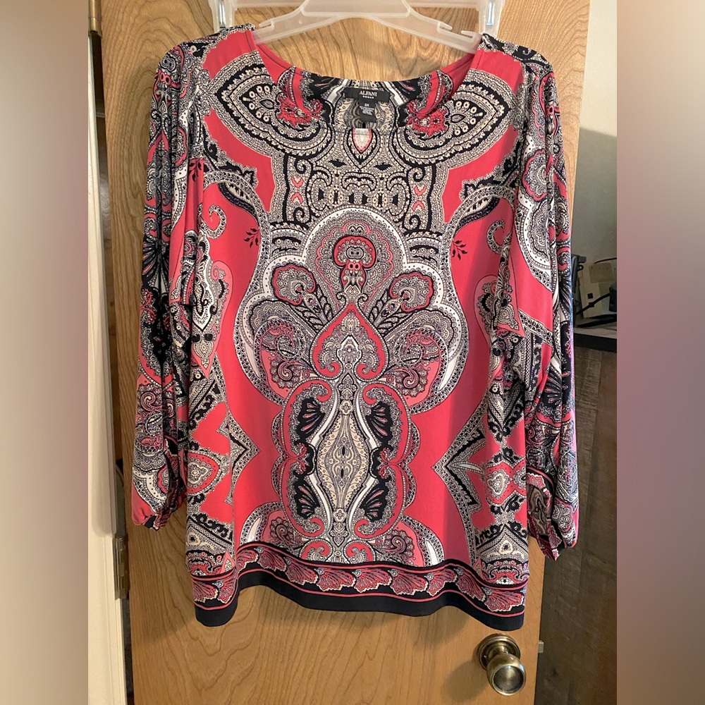 Ladies 2X top. Very gently worn and washed.